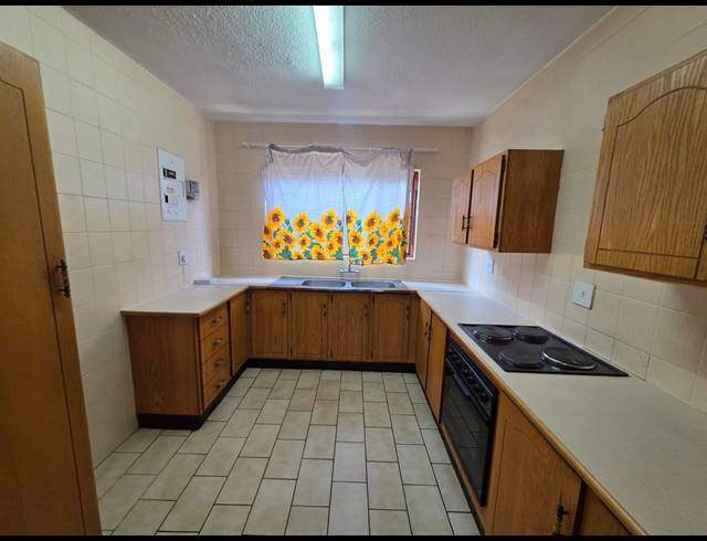 2 BEDROOM FLAT FOR SALE IN VANDERBIJLPARK SE 2